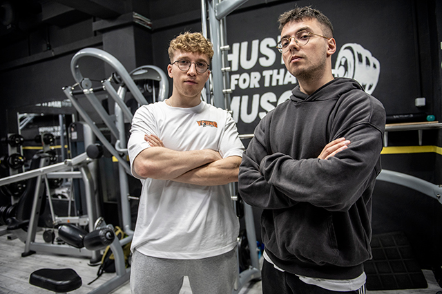 Les créateurs de Young Trainers Programming posent bras croisés pour une photo