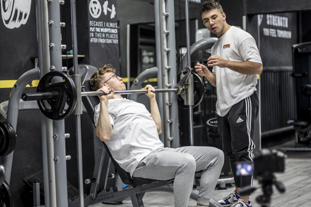Démonstration d'un développé très incliné à la Smith Machine par les créateurs de Young Trainers Programming